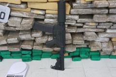 PM aprende 414 quilos de maconha e fuzil em Curitiba