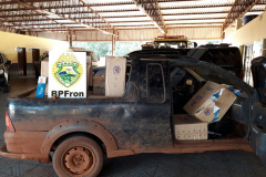 BPFron apreende caixas de cigarros, veículo e embarcação no Oeste do estado
