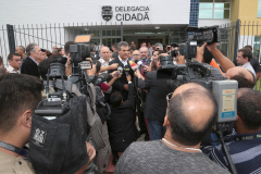 O governador Beto Richa inaugurou nesta segunda-feira (8) a Delegacia Cidadã de Fazenda Rio Grande, na Região Metropolita de Curitiba. A unidade adota um novo conceito no atendimento da Polícia Civil à população e reforçará os serviços de segurança pública no município, que tem uma população de cerca de 82 mil de habitantes. Fazenda Rio Grande,08/01/2018 Foto:Jaelson Lucas / ANPr