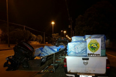 BPFron apreende produtos contrabandeados avaliados em R$ 15 mil e caixas de cigarros durante ações em Guaíra
