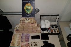 Grande quantia em dinheiro, pistola e munições são apreendidos pelo BOPE em residência em Curitiba