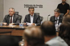 O governador Beto Richa participou da reunião que divulgou o balanço da Operação Verão 2017/2018. Presentes: os secretários Chefe da Casa Militar, cel. Élio de Oliveira Manoel, da Segurança, del. Julio Reis, delegado geral da Polícia Civil, Naylor de Lima, comandante geral da PMPr, cel. Maurício Tortato, entre outros.Curitiba, 26-02-18.Foto: Arnaldo Alves / ANPr.