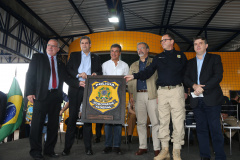 Foi inaugurado nesta sexta-feira (23) o novo posto da Polícia Rodoviária Federal (PRF) de Cascavel (Oeste), construída como parte da duplicação da BR-277. Na solenidade, o governador Beto Richa entregou oito viaturas para a Polícia Militar do Paraná e o ministro da Segurança Pública, Raul Jungmann, fez a entrega de 15 carros para a PRF, oriundos do governo federal.Cascavel, 23/03/2018.Foto: Orlando Kissner/ANPr