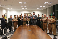 A governadora Cida Borghetti autorizou na noite desta terça-feira (24) a convocação de mais 14 aprovados no Curso de Formação de Oficiais (CFO), sendo nove policiais militares e cinco bombeiros. Eles se somam aos 30 aprovados para o curso de três anos na Academia Policial Militar do Guatupê (APMG).Curitiba, 24/04/2018.Foto: Jonas Oliveira/Governadoria