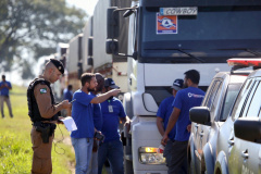 Órgãos de Segurança do Estado, Defesa Civil, Polícias Civil e Militar e Exército, escoltam comboio de caminhões com suprimentos para supermercados de Curitiba.Curitiba, 30/05/2018.Foto: José Fernando Ogura/ANPr