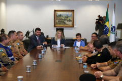 O Governo do Paraná homenageou nesta segunda-feira (25) policiais e bombeiros militares que se destacaram por serviços prestados em Curitiba e Região Metropolitana de Curitiba. Eles receberam a homenagem em solenidade com a governadora Cida Borghetti, no Palácio Iguaçu.Curitiba, 25/06/2016.   Foto: Orlando Kissner/ANPr