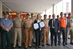 A governadora Cida Borghetti assinou nesta segunda-feira (3) decreto que regulamenta no Paraná a atuação fiscalizatória do Corpo de Bombeiros.Curitiba, 03/12/2018Foto: SESP