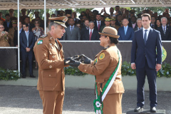Governador Carlos Massa Ratinho Júnior participa da cerimônia de troca de comando da Polícia Militar do Paraná. O novo camandante-geral é o coronel Péricles de Matos. Ele substitui no cargo a coronel Audilene Dias Rocha.  -  Curitiba, 08/01/2019  -  Foto: Rodrigo Félix Leal