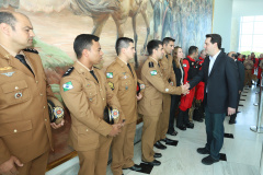 O governador Carlos Massa Ratinho Junior entregou nesta segunda-feira (1º) medalhas de mérito às equipes do Corpo de Bombeiros, Polícia Militar, Polícia Científica e Defesa Civil que ajudaram nas operações de busca e salvamento em Brumadinho, Minas Gerais. - Curitiba, 01-04-19.  -  Foto: Rodrigo Félix Leal/ANPr