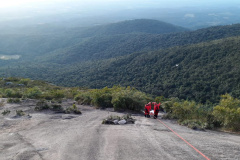 Uma busca que exige mergulhos em locais profundos, salvamento em áreas remotas ou em montanhas, resgate a pessoas soterradas. Estes são alguns exemplos de situações extremas que exigem uma atuação especializada do Corpo de Bombeiros. No Paraná, os profissionais passam por treinamentos especiais que os preparam para agir de forma rápida e eficiente sempre que precisam atender situações complexas, muito além do combate a incêndios. 