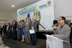 O governador Carlos Massa Ratinho Junior confirmou nesta quarta-feira (18) investimentos do Estado em pacote de obras da área da Segurança Pública. Serão construídas cadeias públicas em Foz do Iguaçu, Londrina, Ponta Grossa e Guaíra e delegacias em Araucária, Almirante Tamandaré e Colombo. A solenidade foi no Palácio Iguaçu, com a presença do secretário da Segurança Pública, Romulo Marinho Soares. Curitiba,18/09/2019 Foto:Jaelson Lucas / AEN