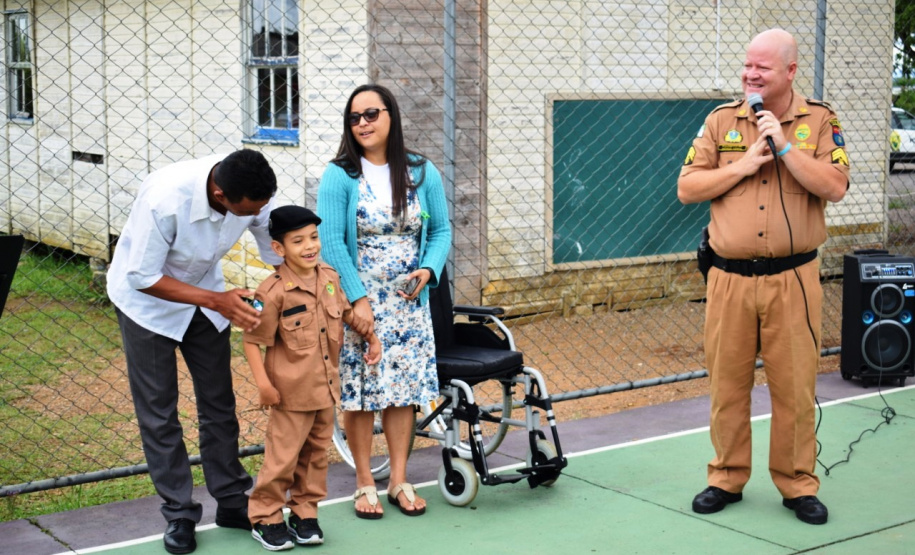 Policiais militares do 17º Batalhão fazem surpresa para garoto fã da Polícia Militar em São José dos Pinhais (RMC)