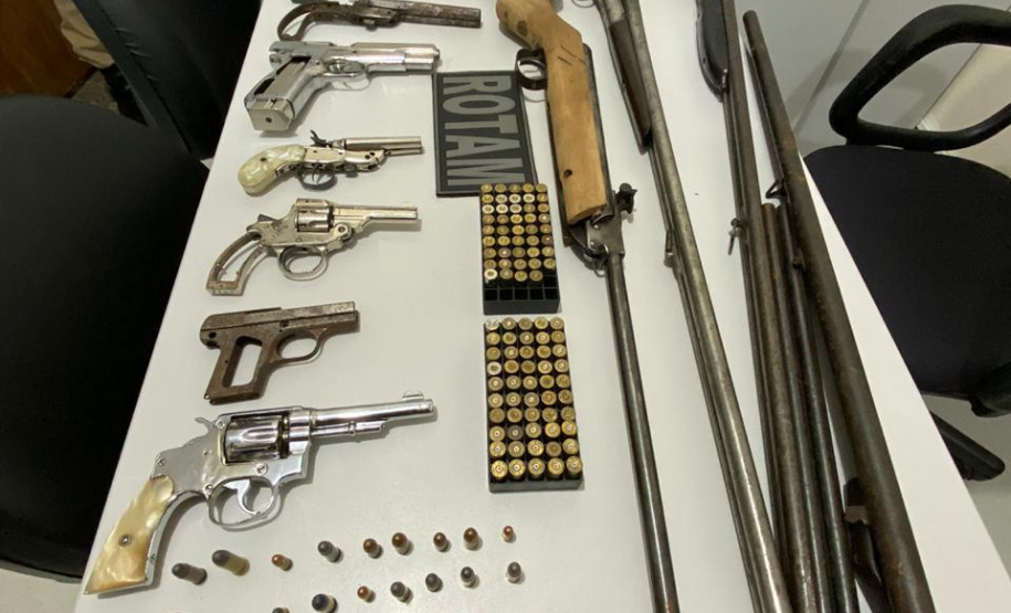 PM apreende 10 armas de fogo de procedência ilegal e encaminha duas pessoas em Maringá (PR)