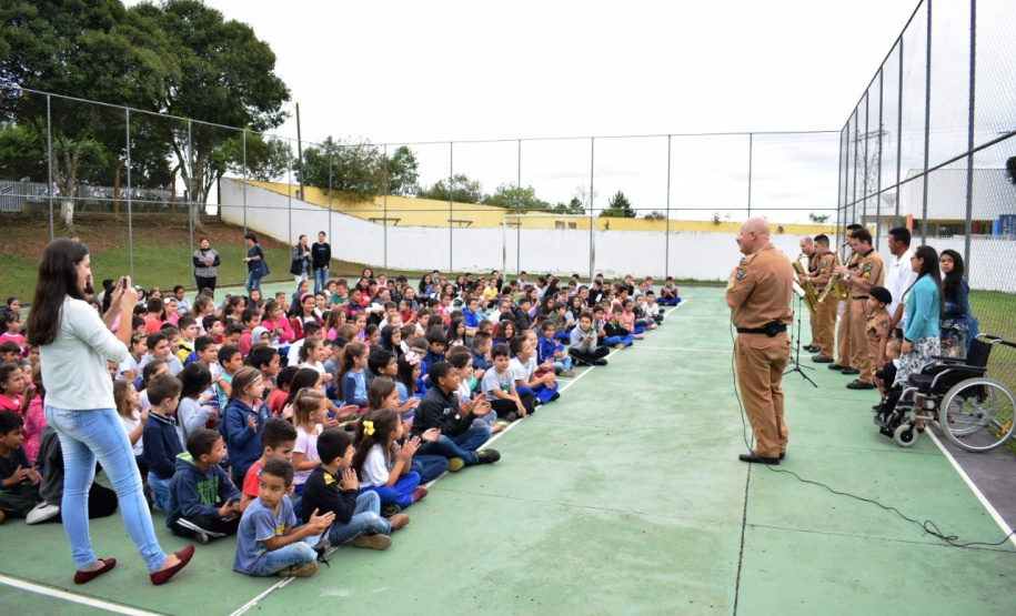 Policiais militares do 17º Batalhão fazem surpresa para garoto fã da Polícia Militar em São José dos Pinhais (RMC)