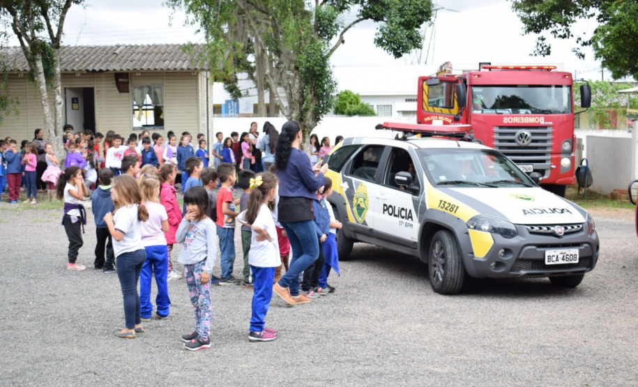 Policiais militares do 17º Batalhão fazem surpresa para garoto fã da Polícia Militar em São José dos Pinhais (RMC)
