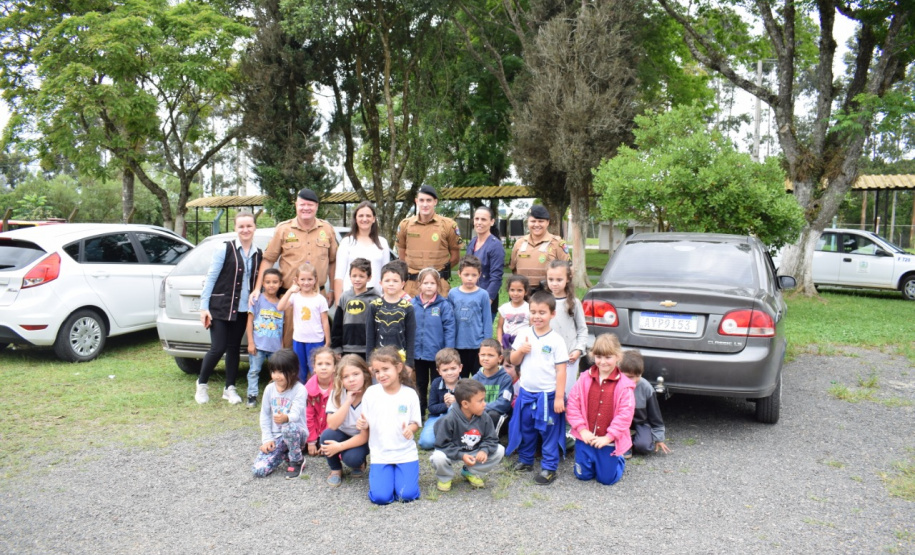 Policiais militares do 17º Batalhão fazem surpresa para garoto fã da Polícia Militar em São José dos Pinhais (RMC)