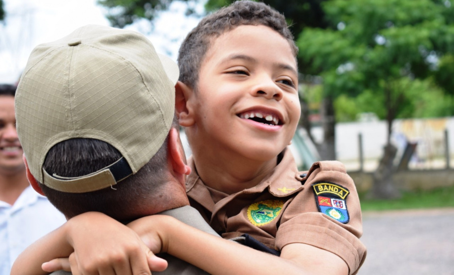 Policiais militares do 17º Batalhão fazem surpresa para garoto fã da Polícia Militar em São José dos Pinhais (RMC)