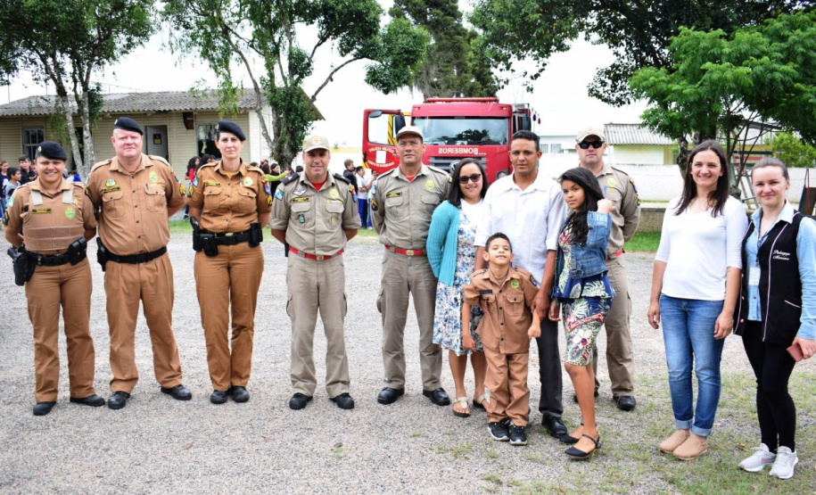 Policiais militares do 17º Batalhão fazem surpresa para garoto fã da Polícia Militar em São José dos Pinhais (RMC)