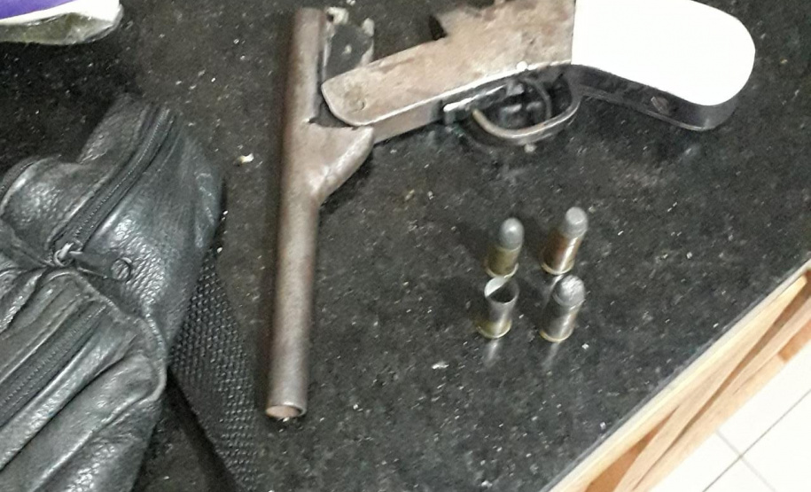 Homem é encaminhado para a delegacia por porte ilegal de arma de fogo e denúncia de violência doméstica, na RMC