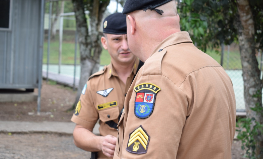 Policiais militares do 17º Batalhão fazem surpresa para garoto fã da Polícia Militar em São José dos Pinhais (RMC)