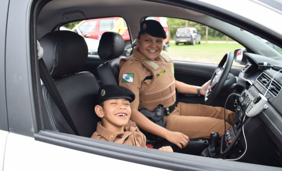 Policiais militares do 17º Batalhão fazem surpresa para garoto fã da Polícia Militar em São José dos Pinhais (RMC)