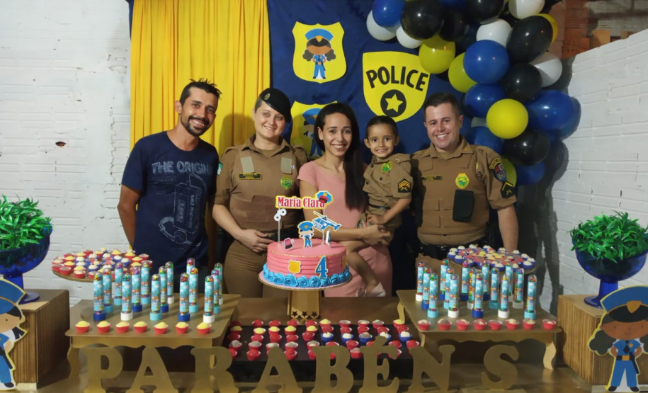 Policiais militares fazem surpresa durante aniversário em Cianorte, no Noroeste do estado