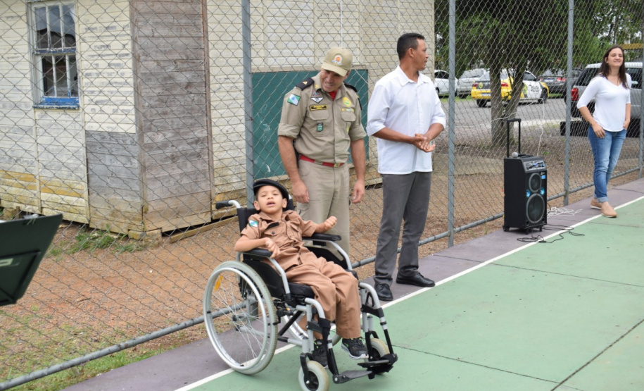 Policiais militares do 17º Batalhão fazem surpresa para garoto fã da Polícia Militar em São José dos Pinhais (RMC)