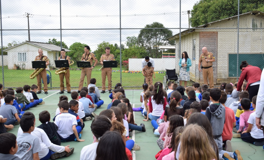 Policiais militares do 17º Batalhão fazem surpresa para garoto fã da Polícia Militar em São José dos Pinhais (RMC)