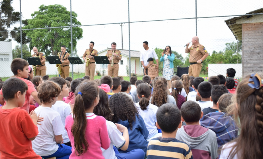 Policiais militares do 17º Batalhão fazem surpresa para garoto fã da Polícia Militar em São José dos Pinhais (RMC)