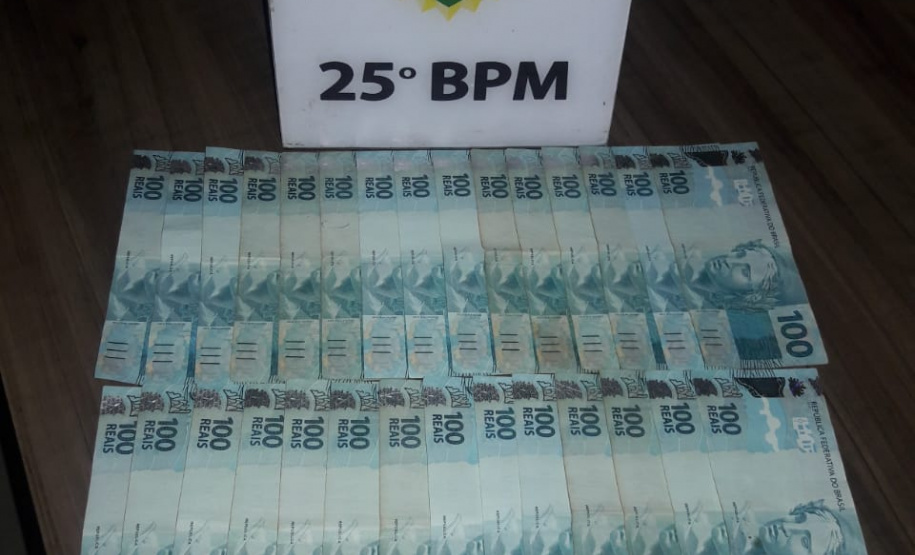 PM apreende carreta com 800 caixas de cigarros contrabandeados em Umuarama (PR)