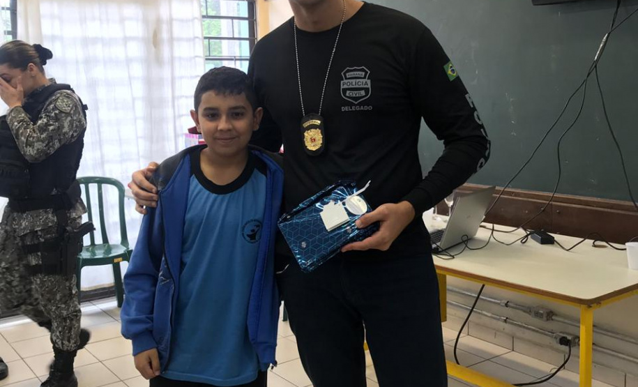 Integrantes do Em Frente Brasil falam sobre projeto a alunos de São José dos Pinhais