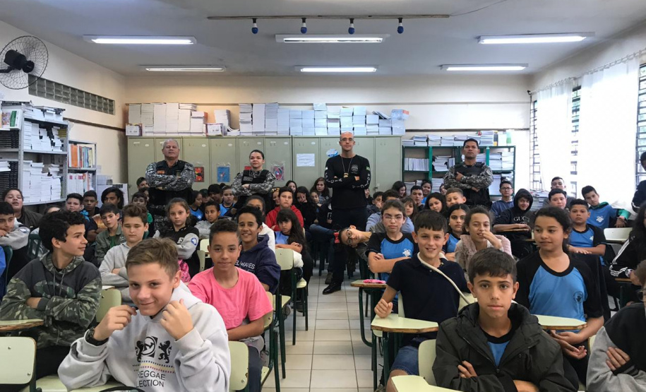 Integrantes do Em Frente Brasil falam sobre projeto a alunos de São José dos Pinhais