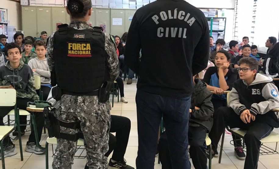 Integrantes do Em Frente Brasil falam sobre projeto a alunos de São José dos Pinhais