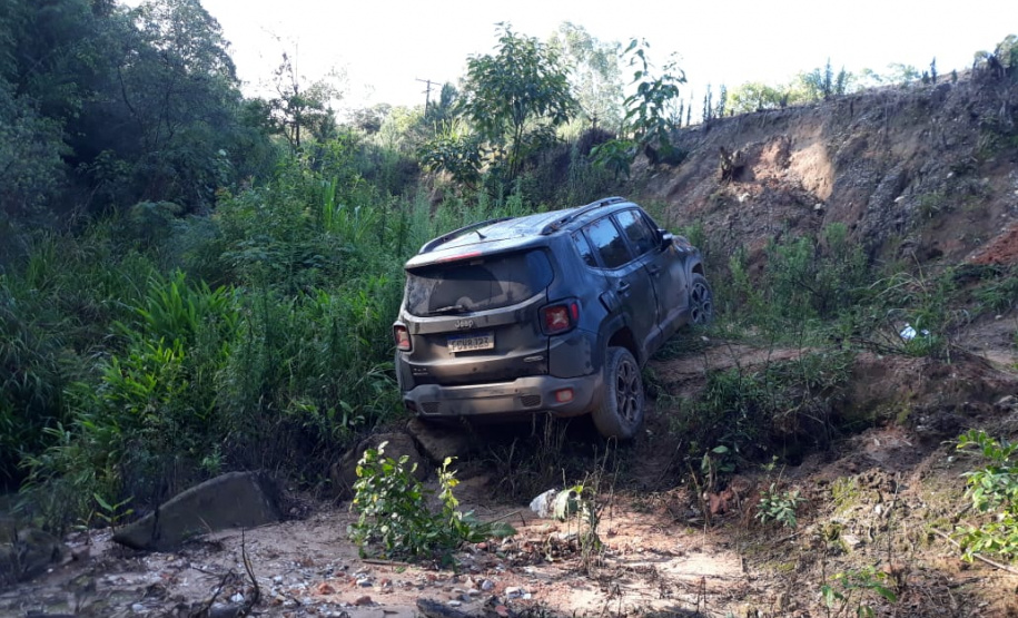 PM encontra carro capotado com mais de 100 quilos de maconha em Campo Largo, na RMC