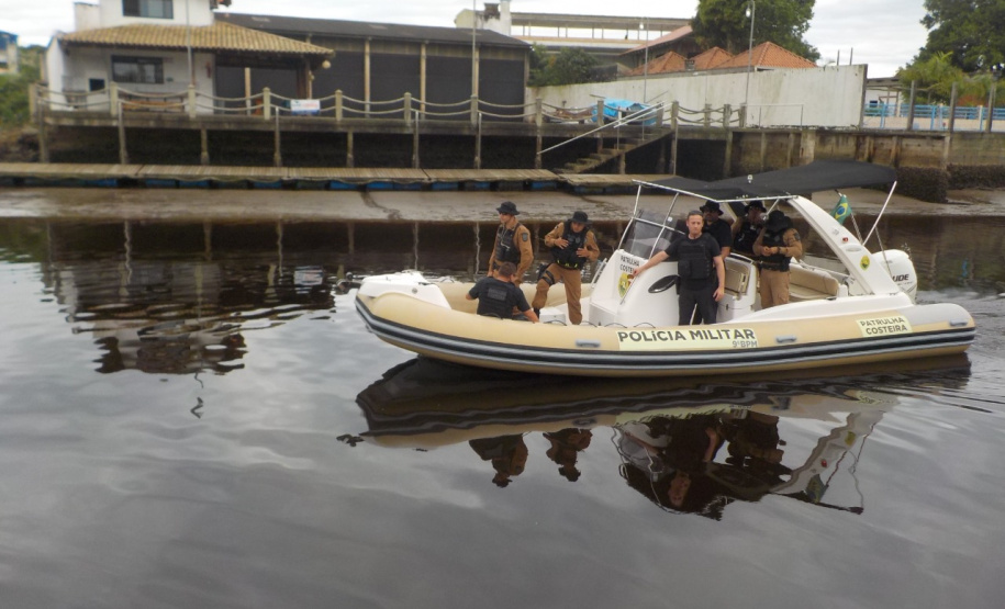 Equipe da PM resgata tartaruga marinha ameaçada de extinção em Paranaguá (PR)