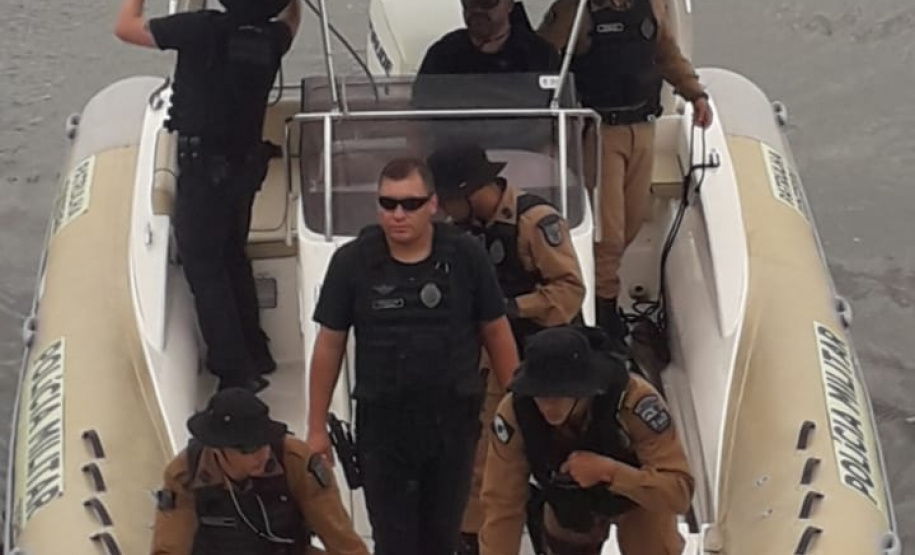 Equipe da PM resgata tartaruga marinha ameaçada de extinção em Paranaguá (PR)