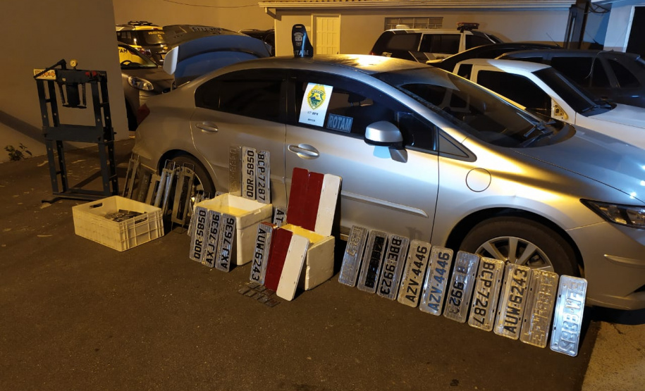 PM desmobiliza local de falsificação de placas de veículos em São José dos Pinhais