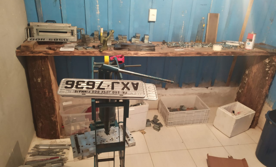 PM desmobiliza local de falsificação de placas de veículos em São José dos Pinhais