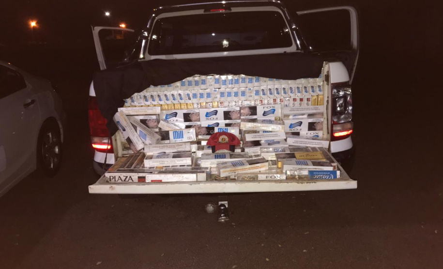 Homem tenta fugir de abordagem policial, mas é preso transportando cigarros em veículo roubado no Oeste do estado