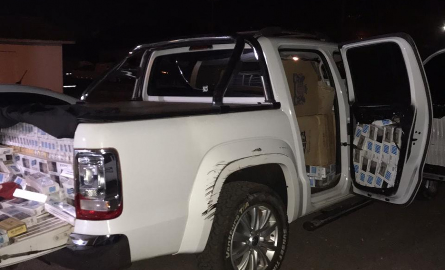 Homem tenta fugir de abordagem policial, mas é preso transportando cigarros em veículo roubado no Oeste do estado