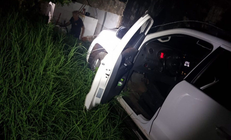 Homem tenta fugir de abordagem policial, mas é preso transportando cigarros em veículo roubado no Oeste do estado