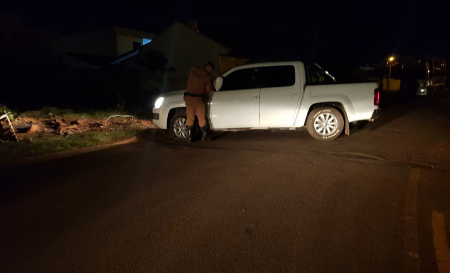 Homem tenta fugir de abordagem policial, mas é preso transportando cigarros em veículo roubado no Oeste do estado