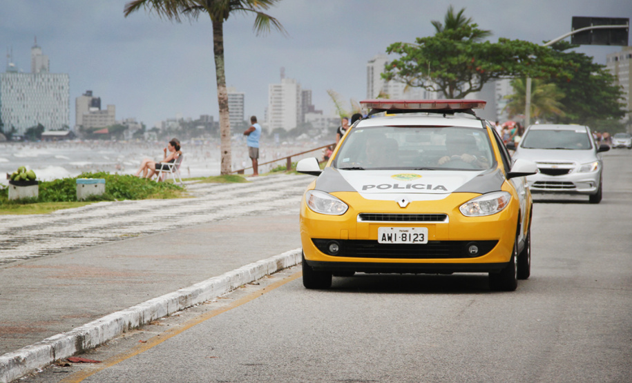 Policiais militares resgatam turista catarinense no Morro da Cruz, no Litoral