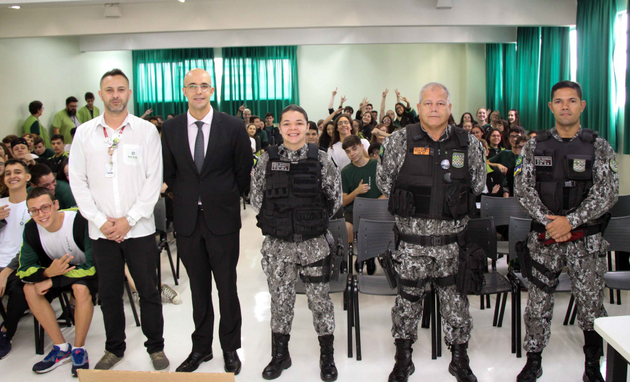 Forças de segurança envolvidos no Projeto-Piloto Em Frente Brasil ministram palestra para 130 alunos em São José dos Pinhais, na RMC