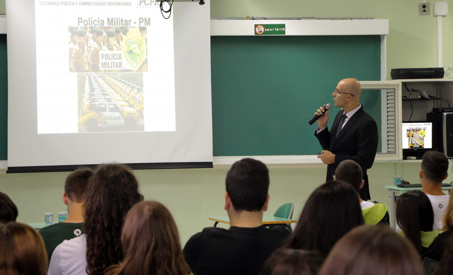 Forças de segurança envolvidos no Projeto-Piloto Em Frente Brasil ministram palestra para 130 alunos em São José dos Pinhais, na RMC