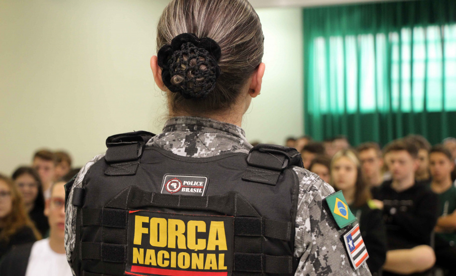 Forças de segurança envolvidos no Projeto-Piloto Em Frente Brasil ministram palestra para 130 alunos em São José dos Pinhais, na RMC