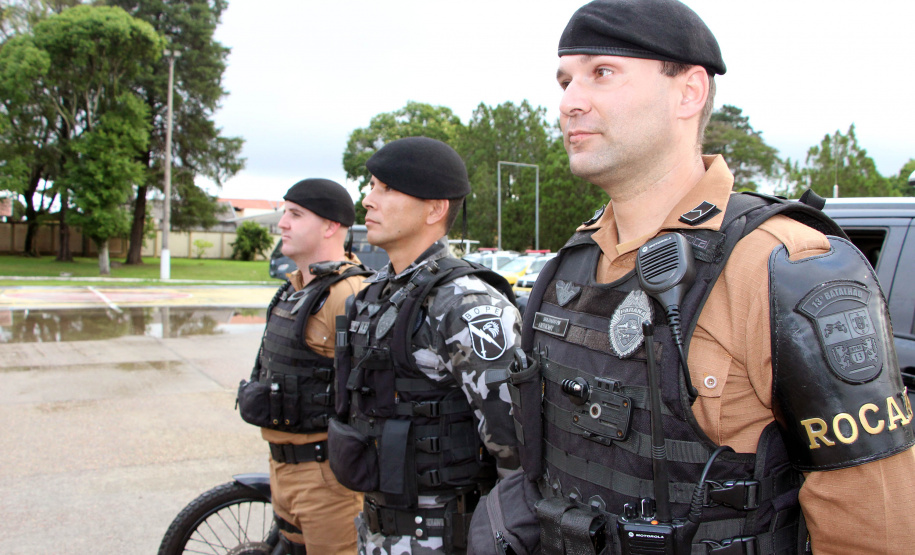 PMs de folga resgatam homem que caiu com carro em rio na divisa entre Paraná e Santa Catarina