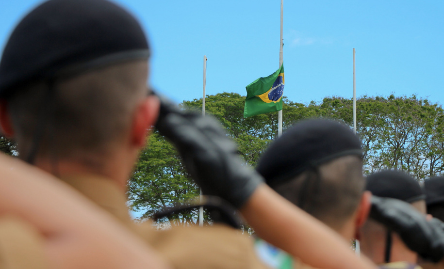 No Dia da Bandeira, PM faz cerimônia com a incineração da Bandeira Nacional em São José dos Pinhais