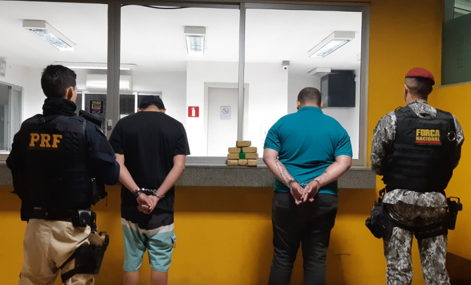 Policiais atuantes no projeto-piloto "Em Frente Brasil" prendem dupla e apreende sete tabletes de maconha em São José dos Pinhais, na RMC