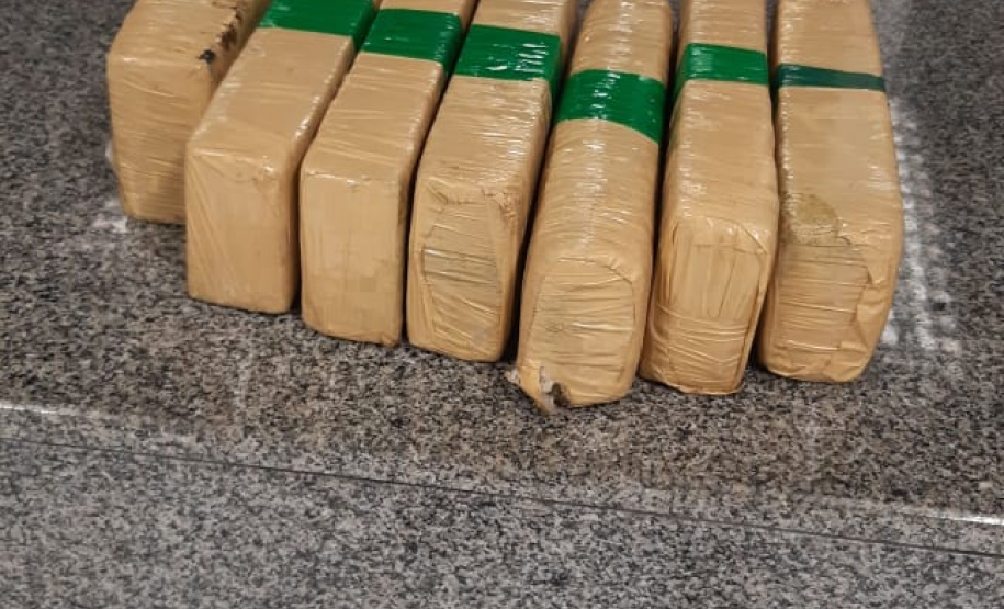 Policiais atuantes no projeto-piloto "Em Frente Brasil" prendem dupla e apreende sete tabletes de maconha em São José dos Pinhais, na RMC